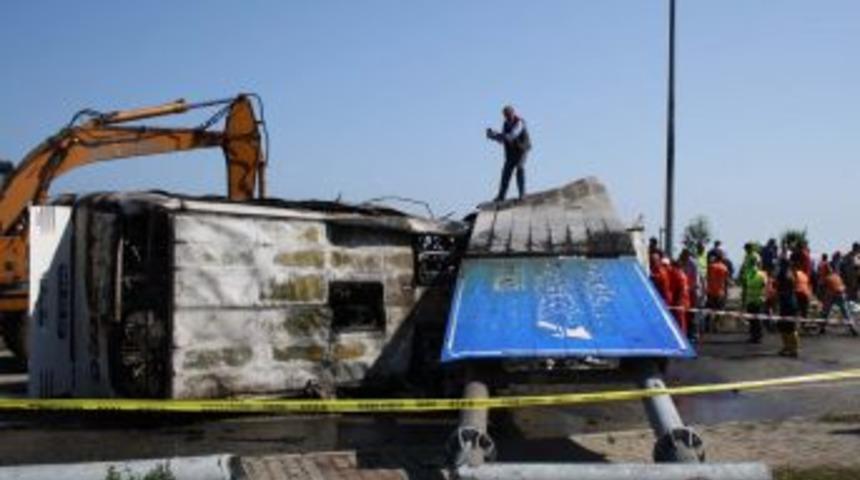 Yanan otob&uuml;s, yoldan kaldırıldı