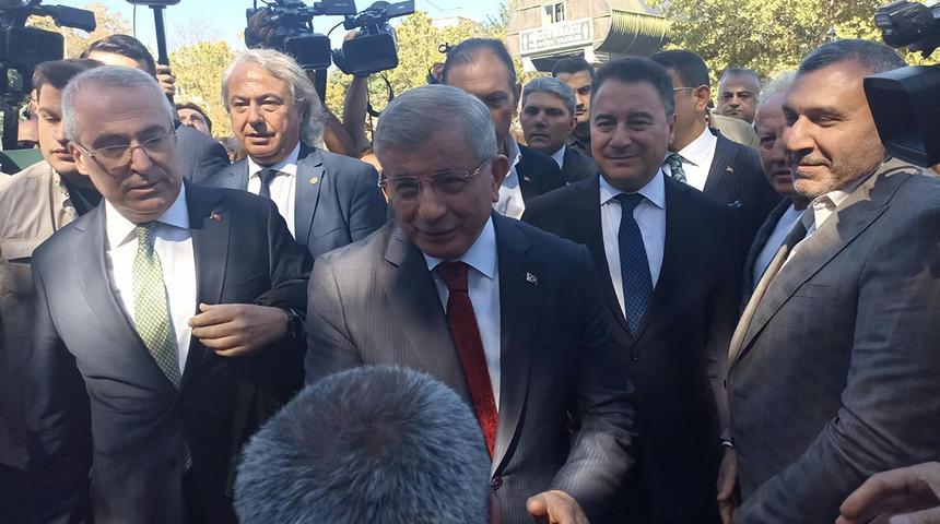 Ahmet Davutoğlu ifade vermek i&ccedil;in adliyeye geldi! "S&ouml;zlerimin arkasındayım"
