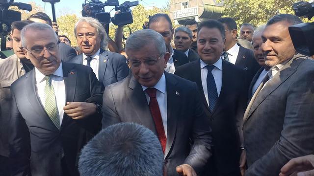 Ahmet Davutoğlu ifade vermek için adliyeye geldi! Cumhuriyet tarihinde bir ilk