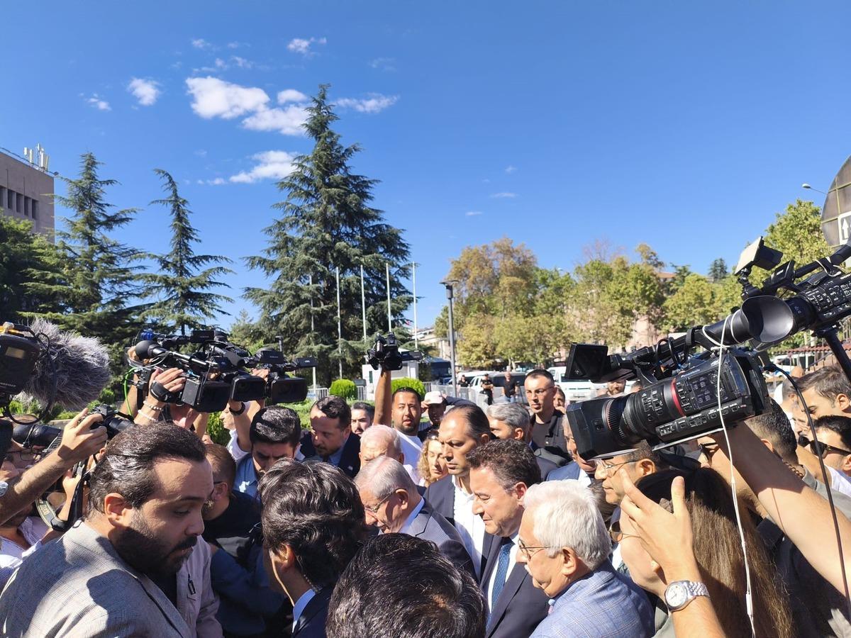 Ahmet Davutoğlu ifade vermek i&ccedil;in adliyeye geldi! "S&ouml;zlerimin arkasındayım" 1