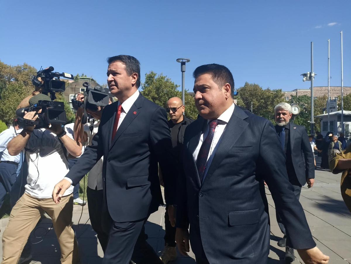 Ahmet Davutoğlu ifade vermek i&ccedil;in adliyeye geldi! "S&ouml;zlerimin arkasındayım" 2