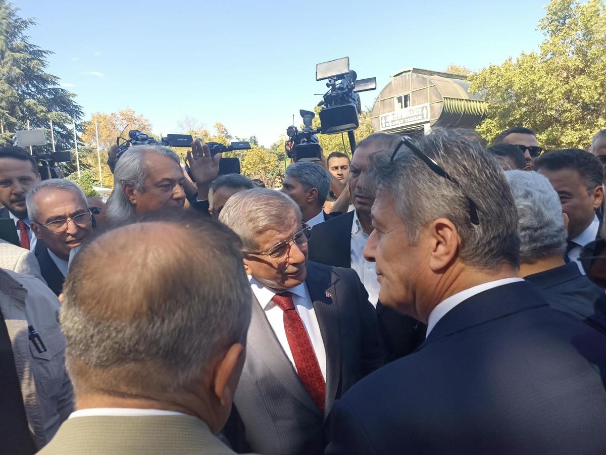 Ahmet Davutoğlu ifade vermek i&ccedil;in adliyeye geldi! "S&ouml;zlerimin arkasındayım" 3