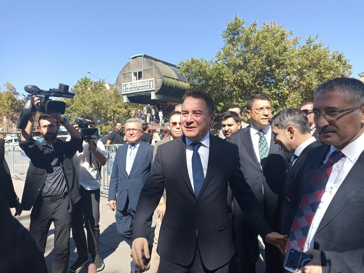 Ahmet Davutoğlu ifade vermek i&ccedil;in adliyeye geldi! "S&ouml;zlerimin arkasındayım" 4