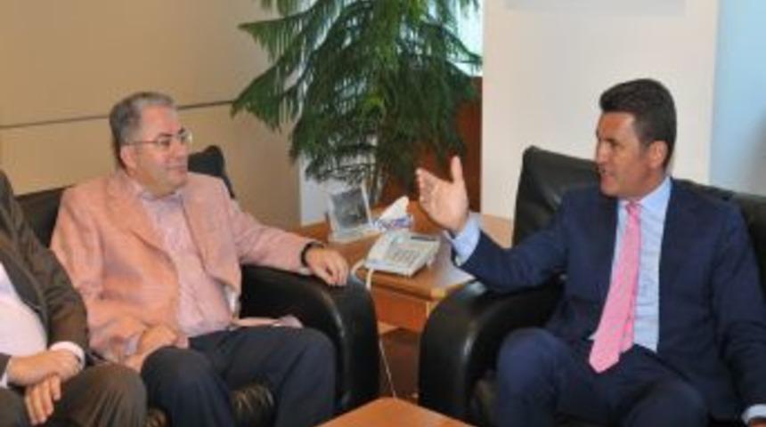 Orduspor y&ouml;neticileri, Sarıg&uuml;l&rsquo;e Orduspor forması hediye etti