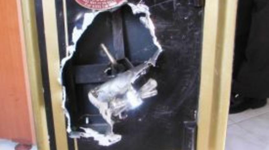 Hırsızlar altın dolu kasayı boşalttı