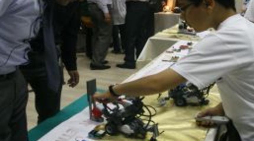 Minik mucitler h&uuml;nerlerini sergiledi