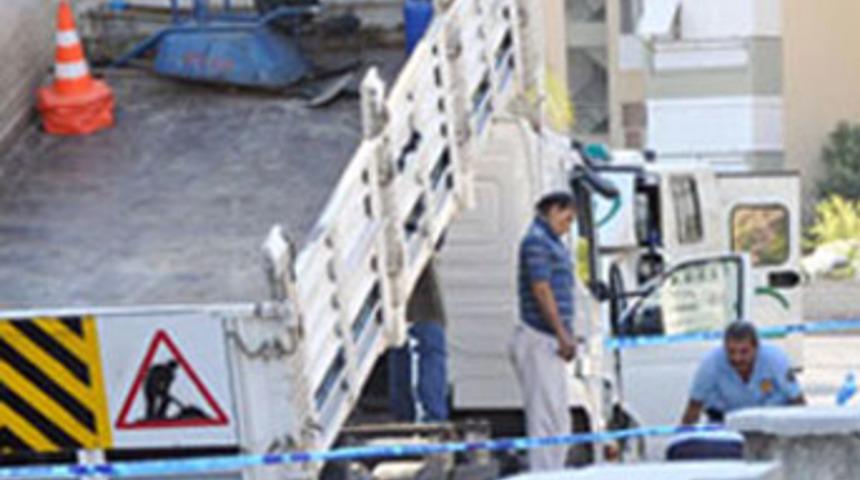 Kamyon damperine kendini astı