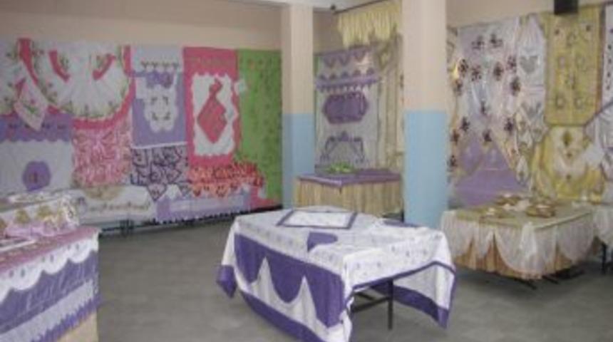 Eleşkirt Halk Eğitim Merkezi kursiyerleri &ccedil;alışmalarını sergiledi