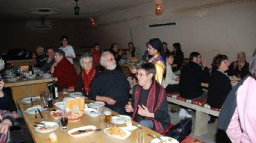 Turistler T&uuml;rk gecelerinde eğleniyor