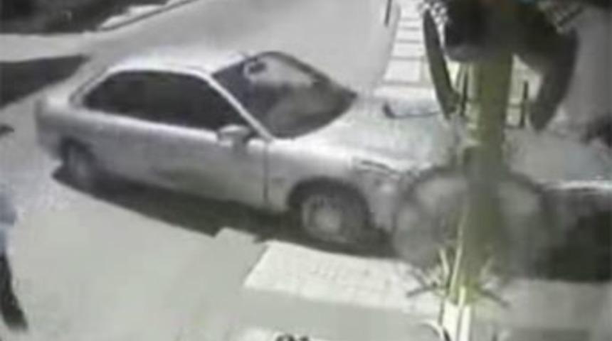 Kaza yapan otomobil d&uuml;kkana daldı!