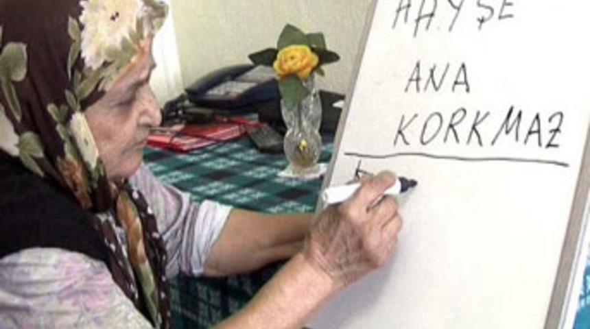 104 yaşında okuma yazma &ouml;ğreniyor