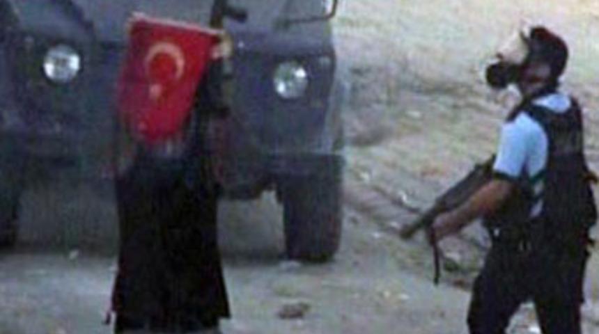 Panzerdeki Türk bayrağı Silopi'yi karıştırdı