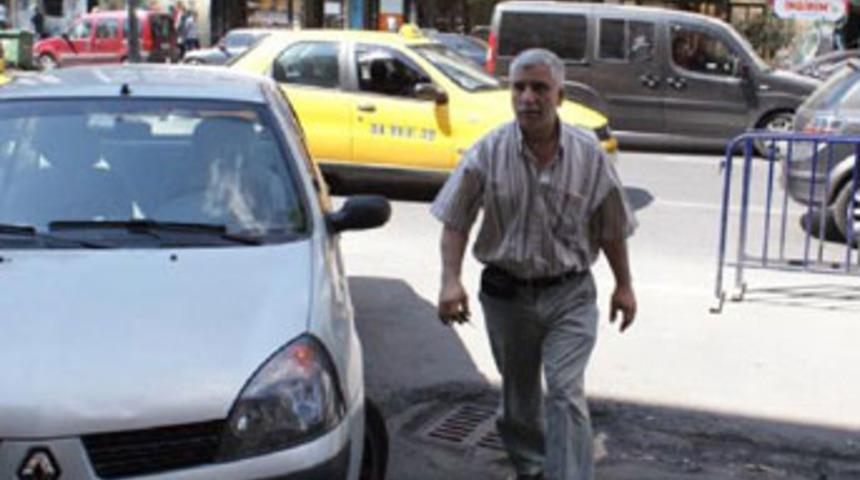 Otomobilin altına bırakılan bebek ezildi