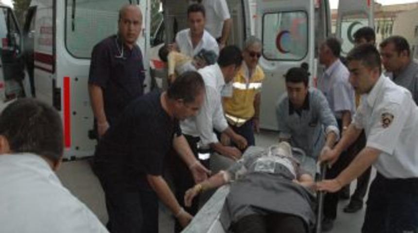 Askerin kullandığı otomobil minib&uuml;sle &ccedil;arpıştı: 1&rsquo;i ağır 4 yaralı