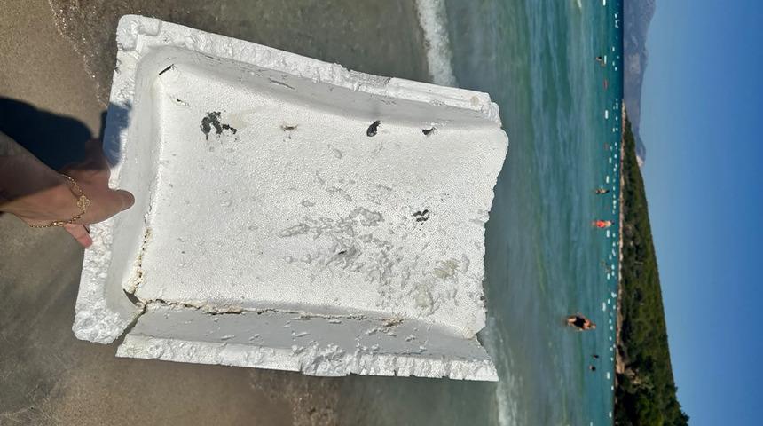 Nereden geldiği bilinmiyor: &Ccedil;eşme&rsquo;de denizi k&ouml;p&uuml;k kutular bastı