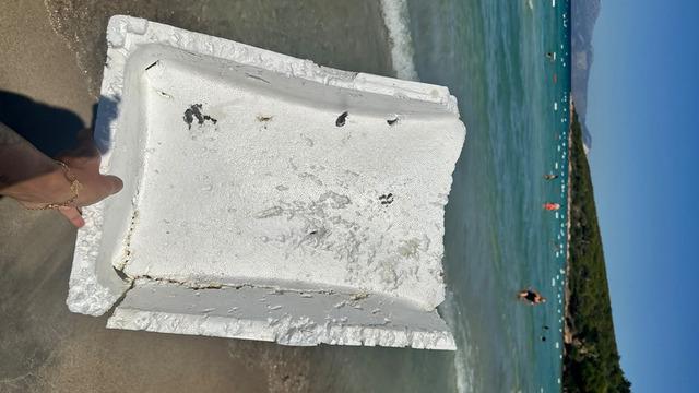 Nereden geldiği bilinmiyor: Çeşme’de denizi köpük kutular bastı