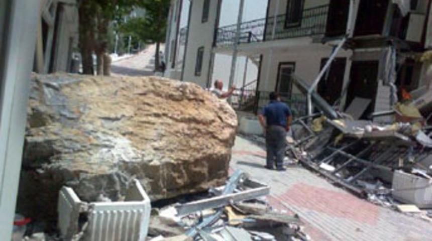 Kaplıca tesislerine dev kaya yağdı!..