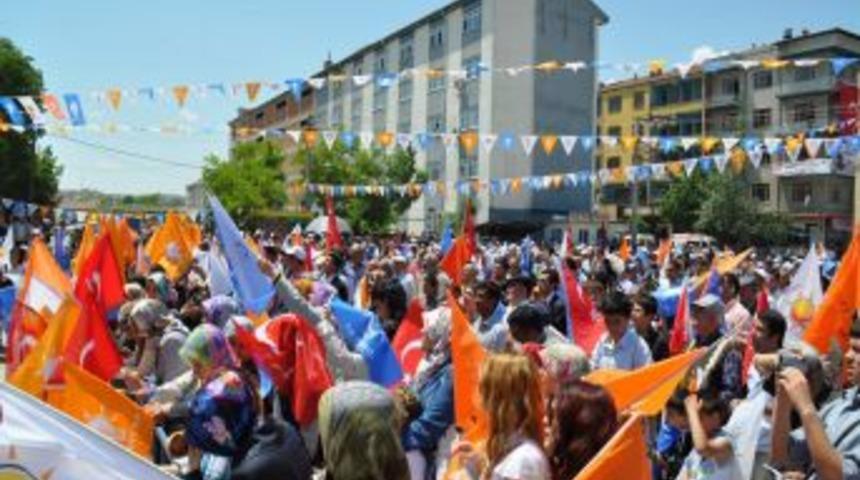 &Ccedil;i&ccedil;ek: Bol keseden atan CHP, ge&ccedil;mişte milleti namerde muhta&ccedil; etti