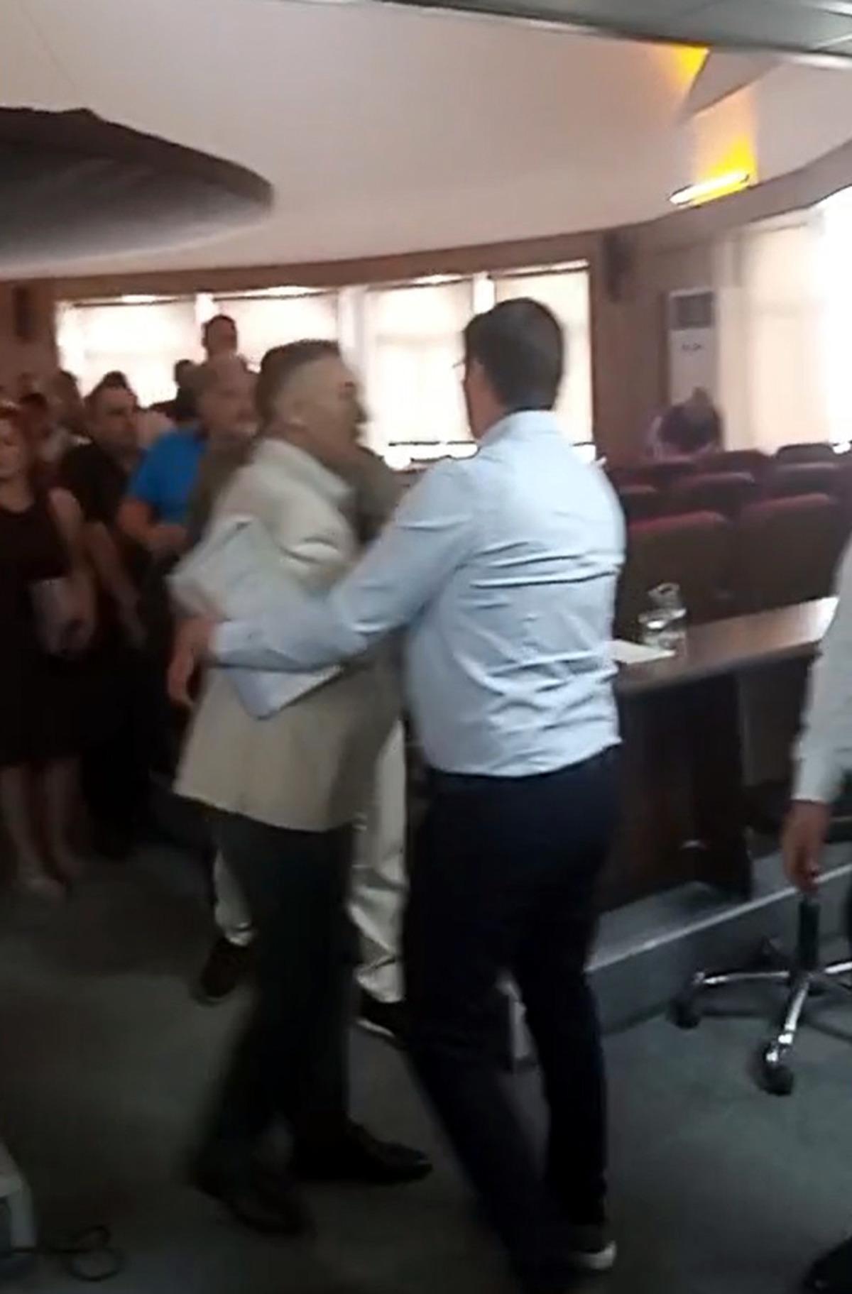 Edirne Belediyesi Meclisi toplantısında tokat krizi! 1