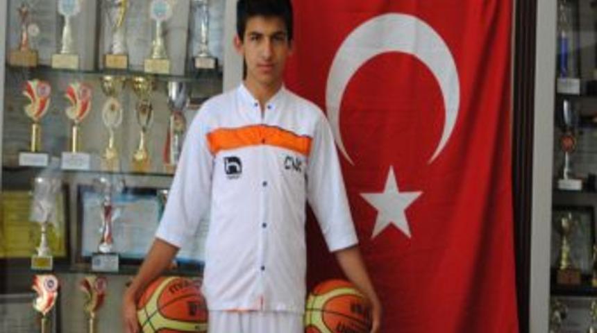 Cahit Nakıboğlu Koleji, milli takıma oyuncu g&ouml;nderdi