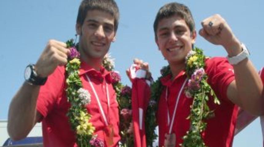 Trabzon'da Avrupa Şampiyonu boks&ouml;re g&ouml;rkemli karşılama