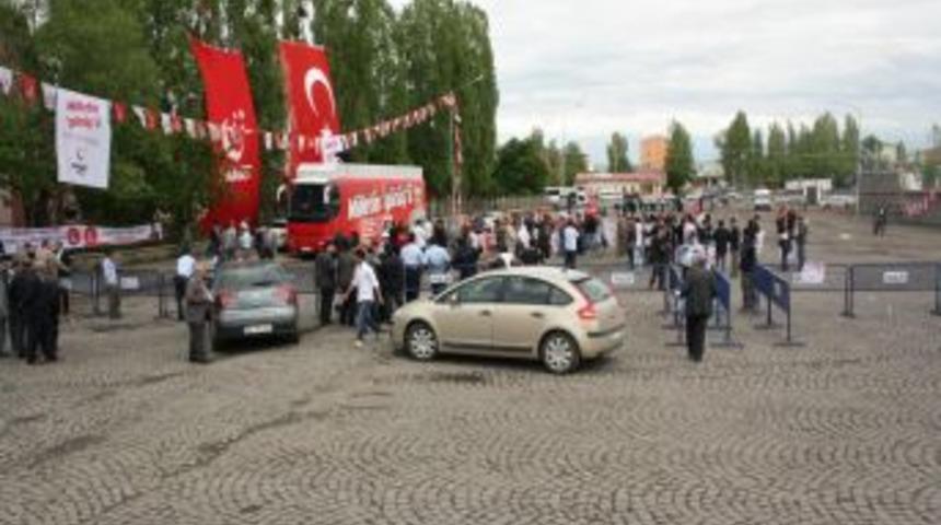 Kamalak, Kars'ta halka hitap etti