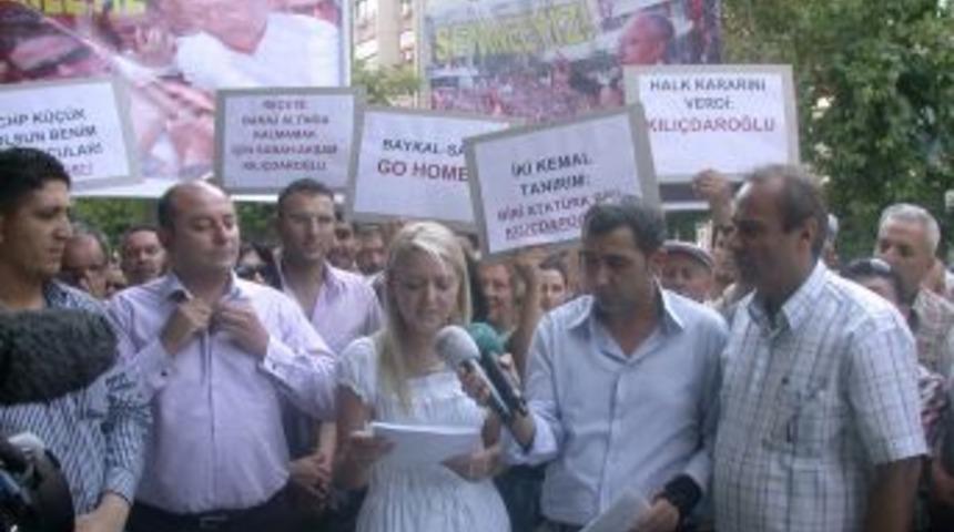 CHP İzmir İl Binası &ouml;n&uuml;nde, Kılı&ccedil;daroğlu'na destek a&ccedil;ıklaması