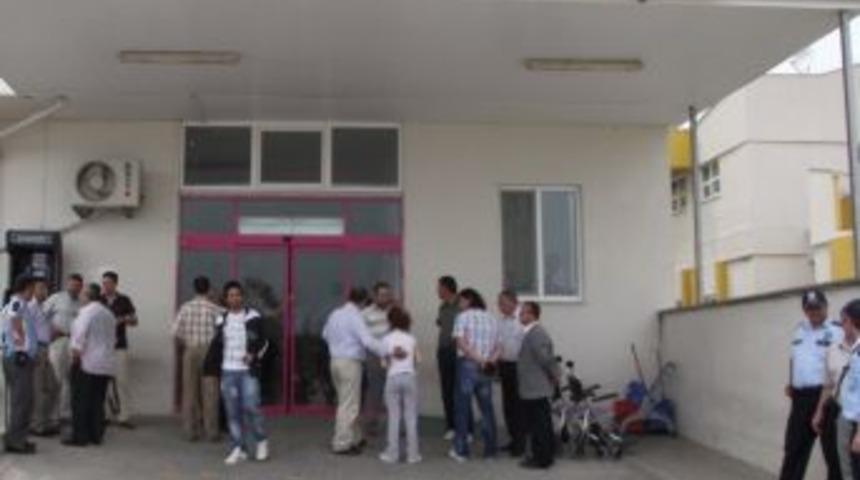 Babasını &ouml;ld&uuml;rd&uuml;. Kardeşini yaraladı