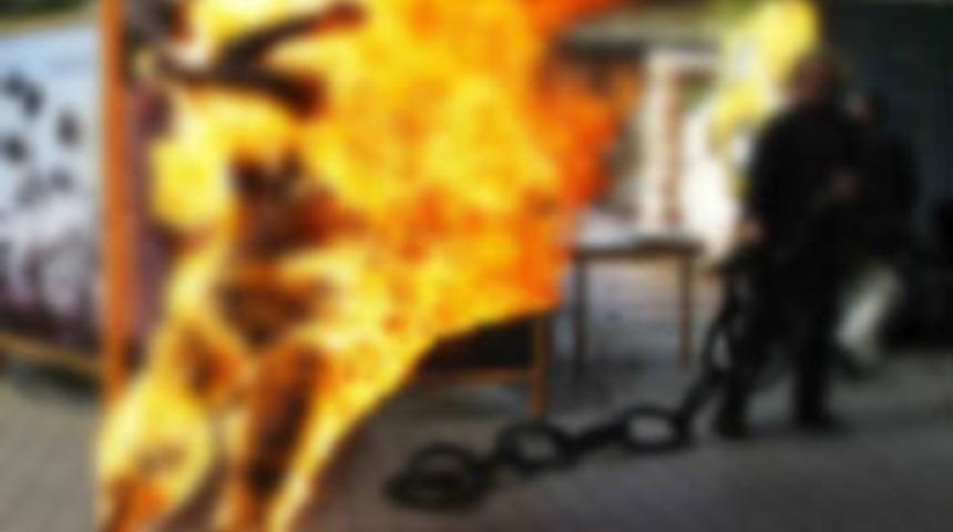 Anne ve kızı diri diri yakılmaya çalışıldı