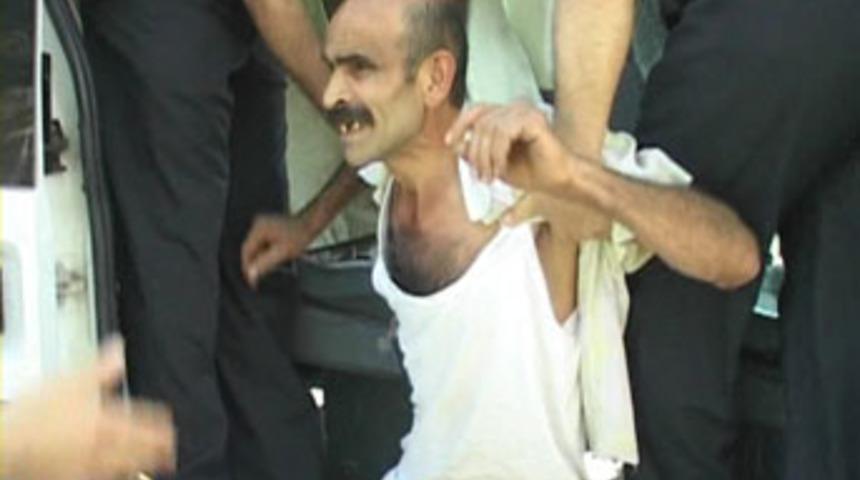 Polisin kulağını ısırdı