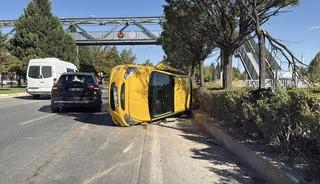 Eskişehir'de ticari taksi ile SUV &ccedil;arpıştı: 2 s&uuml;r&uuml;c&uuml; yaralandı