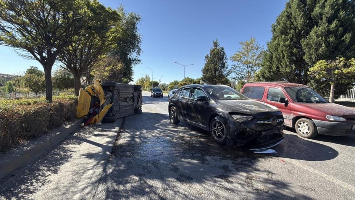 Eskişehir de ticari taksi ile SUV çarpıştı: 2 sürücü yaralandı 1