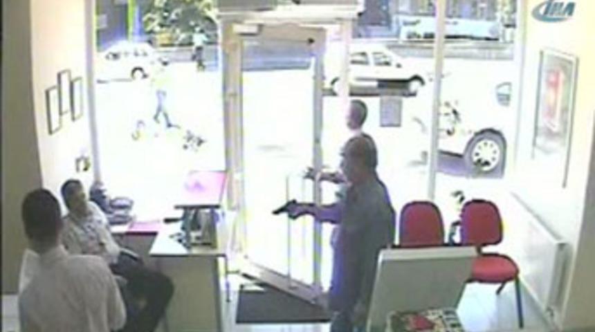 Elini kolunu sallaya sallaya banka soydu