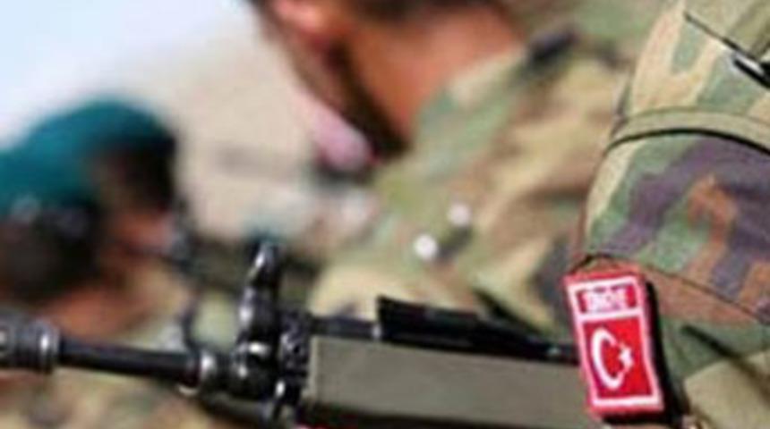 Asker, kendi silahından &ccedil;ıkan kurşunla &ouml;ld&uuml;