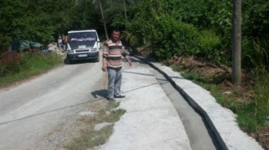 Köylüler beton kanal yapıyorlar