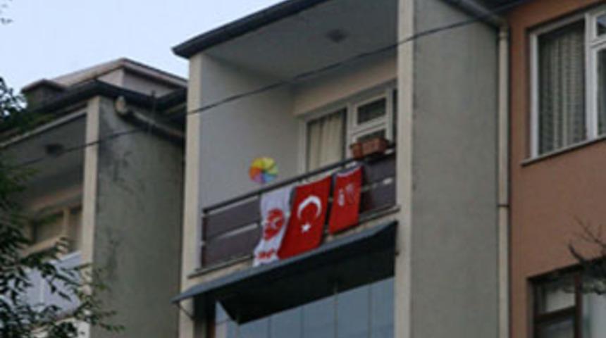 Aynı balkonda CHP ve MHP bayrağı