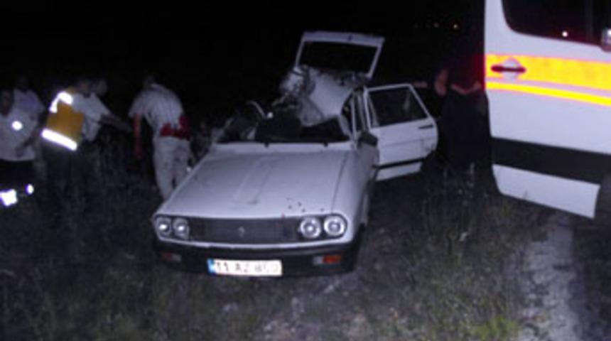 D&uuml;ğ&uuml;n yolunda kaza; 1 &ouml;l&uuml;, 10 yaralı