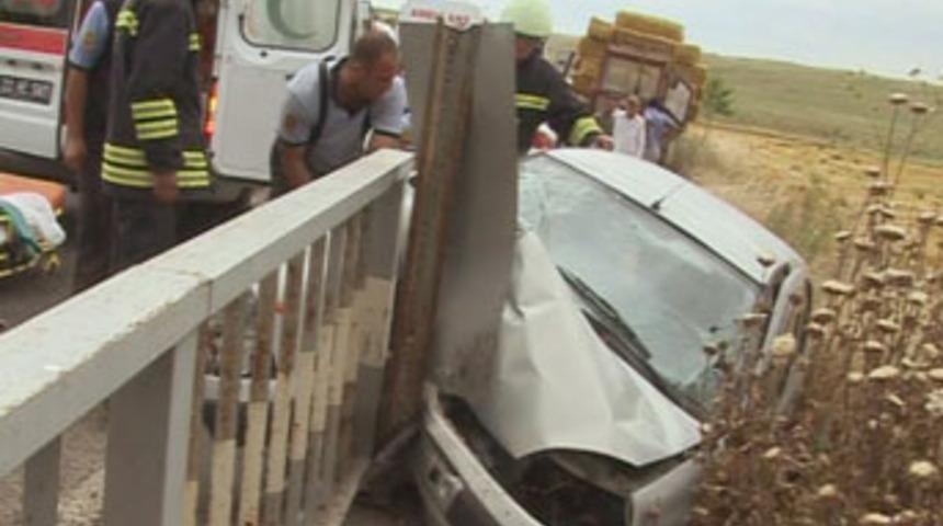 K&ouml;pr&uuml; korkuluğuna &ccedil;arptı; 1 &ouml;l&uuml;