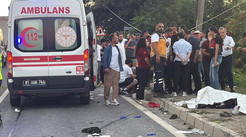 D&uuml;zce'de katliam gibi kaza...  Fındık iş&ccedil;ilerini taşıyan tarım aracı tır ile &ccedil;arpıştı: 4 &ouml;l&uuml;, 8 yaralı