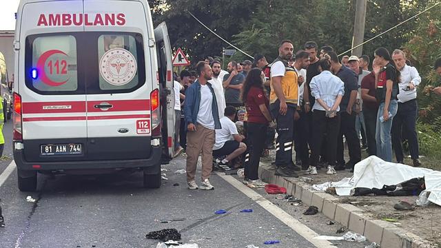 Düzce'de katliam gibi kaza...  Fındık işçilerini taşıyan tarım aracı tır ile çarpıştı: 4 ölü, 8 yaralı