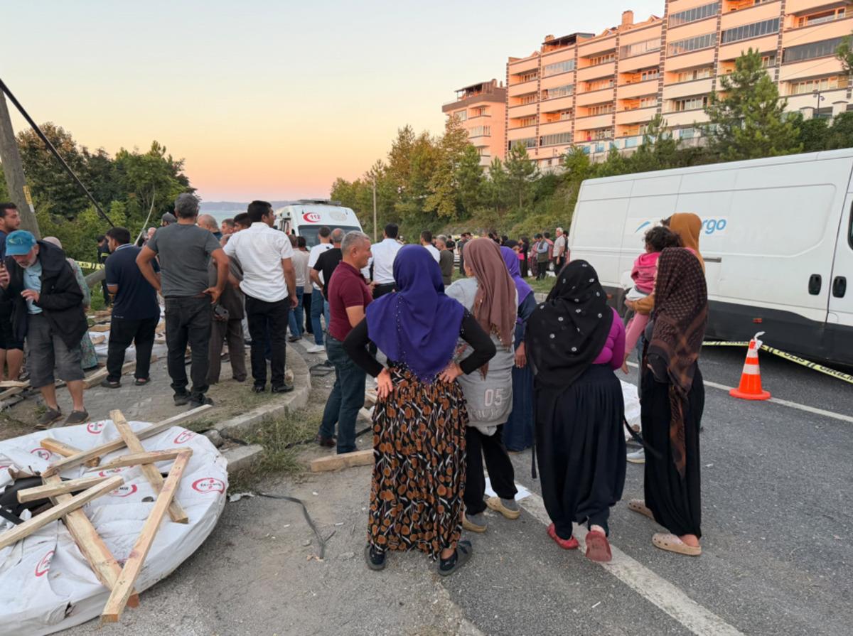 Düzce de katliam gibi kaza... Fındık işçilerini taşıyan tarım aracı tır ile çarpıştı: 4 ölü, 8 yaralı 1