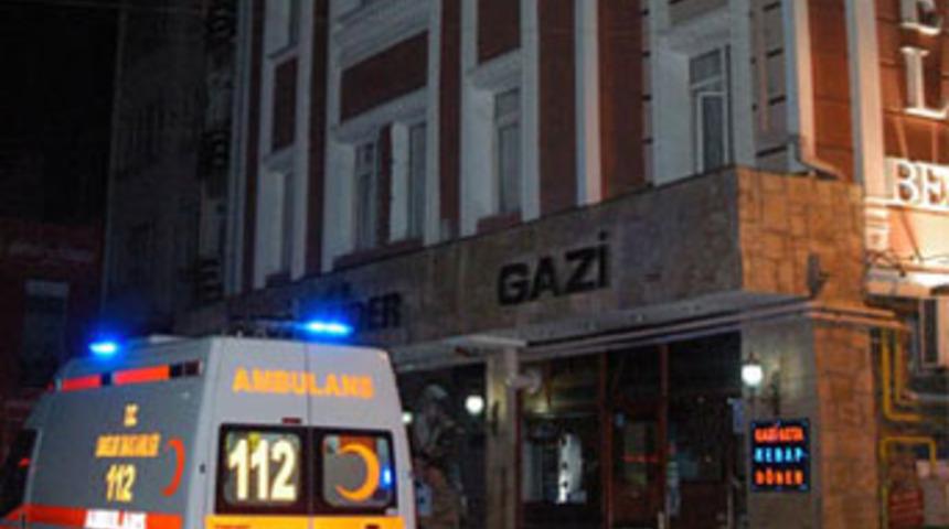 Otelin balkonundan d&uuml;şt&uuml;, &ouml;ld&uuml;