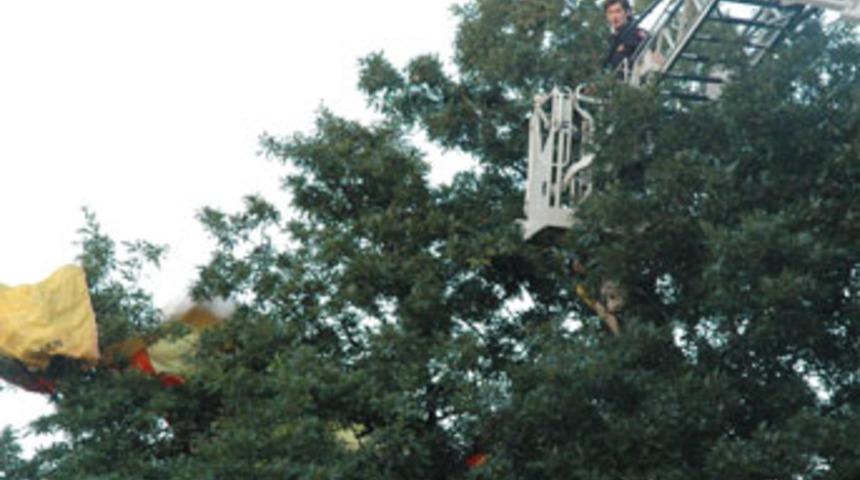 Paraş&uuml;t&ccedil;&uuml; ağa&ccedil;ta asılı kaldı