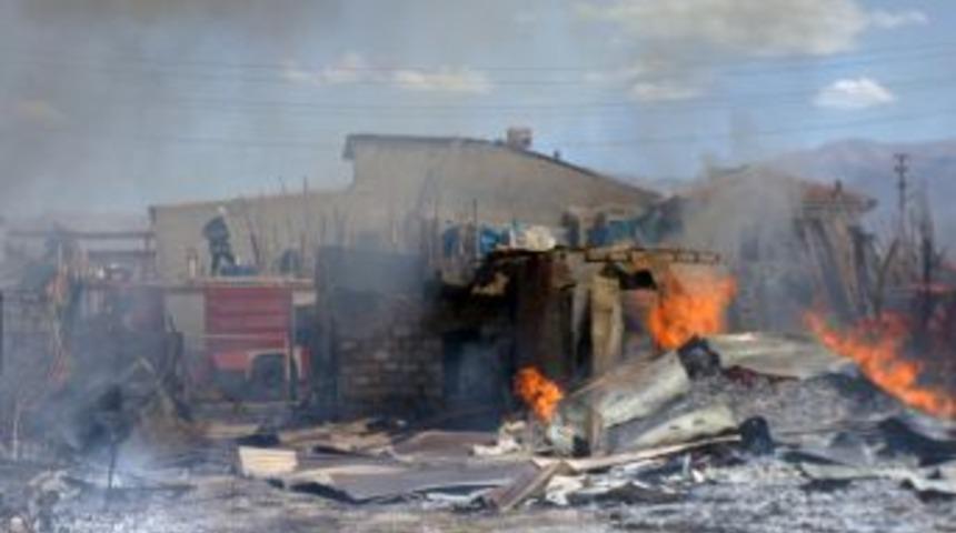 Malatya'da &ccedil;ıkan yangında 5 işyeri k&uuml;l oldu