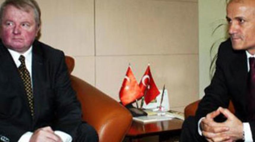 Terc&uuml;man heyecanlandı, &ccedil;eviriyi Vali yaptı