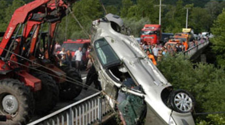 Otomobil &ccedil;aya u&ccedil;tu; 2 &ouml;l&uuml;