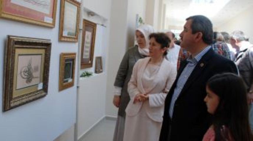 H&uuml;sn-&uuml; hat ve tezhip sergisine b&uuml;y&uuml;k ilgi