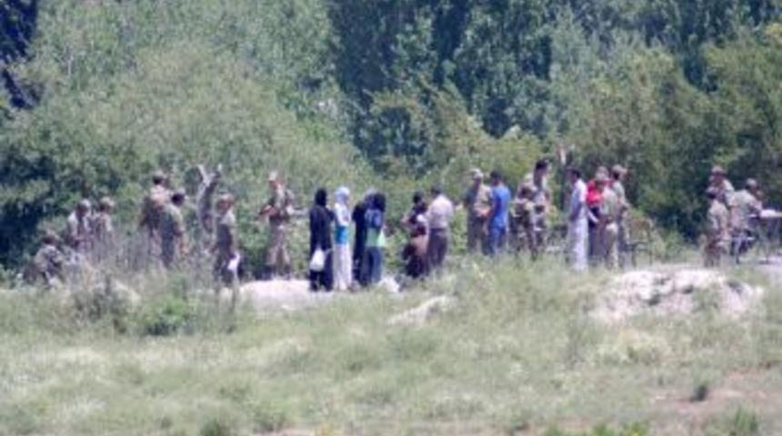 Hatay sınırından ge&ccedil;işler arttı