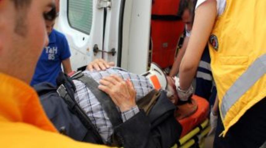 Yaya kaldırımından ge&ccedil;en yaşlı adama araba &ccedil;arptı