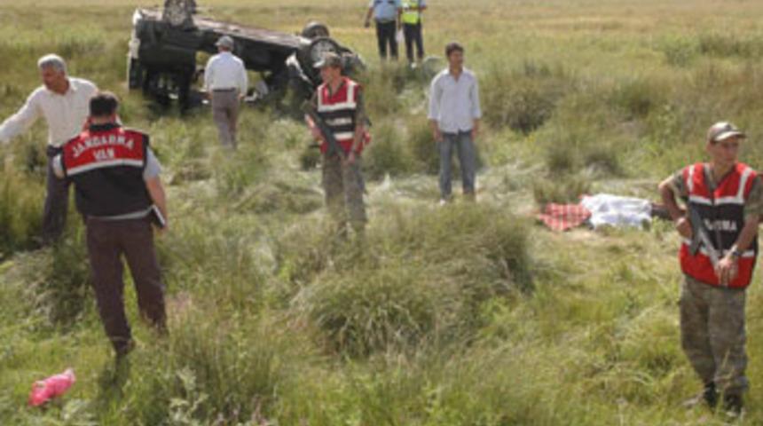 D&uuml;ğ&uuml;n d&ouml;n&uuml;ş&uuml; kaza; 3 &ouml;l&uuml;, 3 yaralı